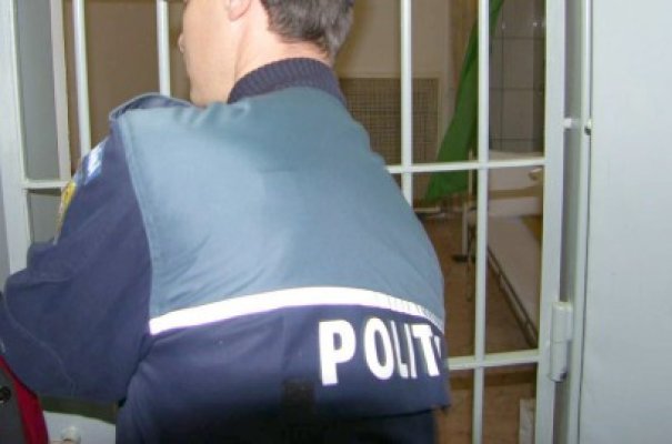 Indivizii care au furat 13 metri liniari de cale ferată au fost găsiţi şi băgaţi în arest